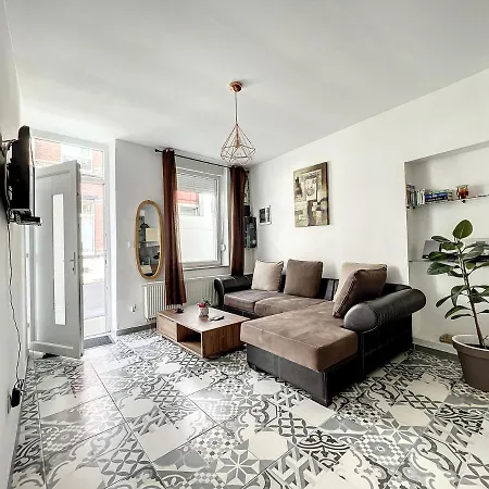 Maison De Jacuzzi Wiffi A 4km Aeroport 샤를루아